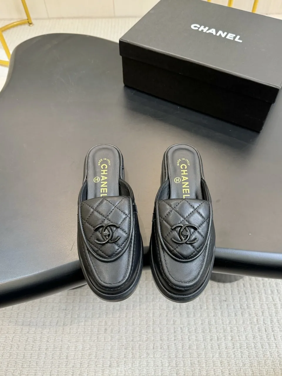 👟👟Ex-factory price 480👟👟 Xiaoxiang official website synchronizes the high version of CHANEL 2025 Chanel top buckle open-heeled shoes. The must-have hot style for early spring, the goddess series, has the elegant and ladylike temperament of Xiangjia, super attractive, irresistible, and heart-warming... ▪️The upper is imported sheepskin ▪️The lining is imported sheep lining (the same as the original version) ▪️Original model open version, genuine leather outsole🇮🇹 ▪️Standard size 35- 41 42 Customized, non-returnable